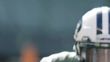 Stephon Gilmore, de los Bills, devuelve uno de los tres pases interceptados por su equipo al quarterback de los Jets, Geno Smith, en el primer periodo.