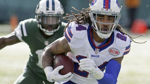 Stephon Gilmore, de los Bills, devuelve uno de los tres pases interceptados por su equipo al quarterback de los Jets, Geno Smith, en el primer periodo.
