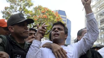 Leopoldo López fue detenido en febrero y a pesar de las protestas y exigencias para que sea liberado, sigue preso.
