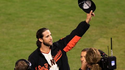 Madison Bumgarner corresponde a una monumental ovacion luego de su magistral faena.
