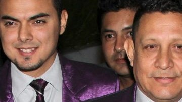 Ernesto espera que su madre no sea la asesina de su padre y todo se trate de un malentendido.