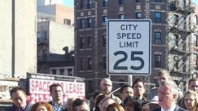 El alcalde firmó la ley que reduce el límite de velocidad.