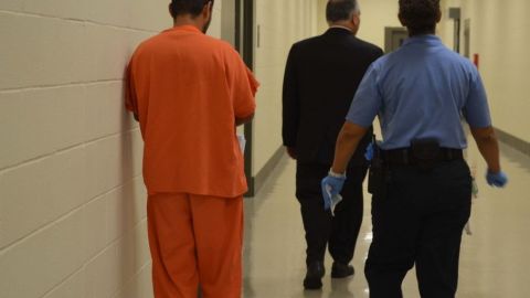 ICE tuvo a más de 400,000 inmigrantes en 2013 en centros de detención por todo EE.UU.
