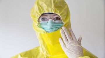 Así luce el traje especial para protegerse contra el contagio de ébola.