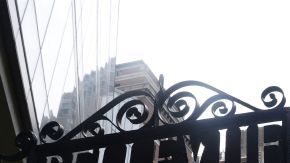 Entrada al hospital Bellevue en Nueva York donde un niño de 5 años fue hospitalizado con síntomas de ébola.