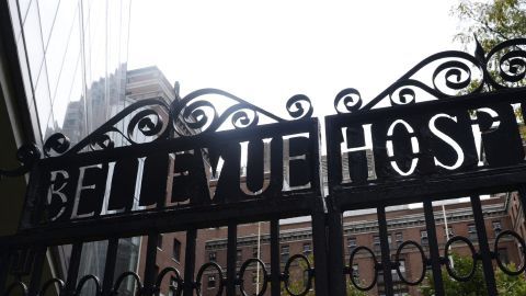 Entrada al hospital Bellevue en Nueva York donde un niño de 5 años fue hospitalizado con síntomas de ébola.