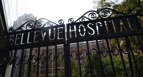 Entrada al hospital Bellevue en Nueva York donde un niño de 5 años fue hospitalizado con síntomas de ébola.