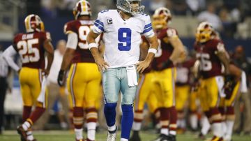Tony Romo, quien estuvo fuera durante la segunda mitad por lesión de la espalda, lamenta la derrota de los Cowboys en tiempo extra.