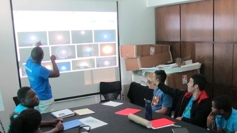 Varios estudiantes del programa Upward Bound,   atienden a una clase en el museo de Ciencias Patricia and Phillip Frost de Miami.