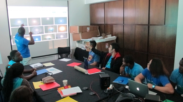 Varios estudiantes del programa Upward Bound,   atienden a una clase en el museo de Ciencias Patricia and Phillip Frost de Miami.