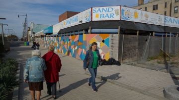 El Sand Bar es uno de varios negocios que permanecen cerrados, dos años después del paso de Sandy.