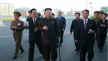 El joven dictador ahora camina con ayuda de un bastón.