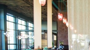 El chef Richard Sandoval demuestra con nuevas recetas la versatilidad del chocolate, que tanto se usa en México durante las celebraciones del Día de los Muertos.