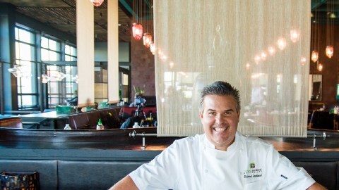 El chef Richard Sandoval demuestra con nuevas recetas la versatilidad del chocolate, que tanto se usa en México durante las celebraciones del Día de los Muertos.