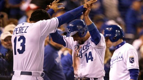 La batería venezolana de Kansas respondió. Omar Infante y Salvador Perez celebran luego de que ambos anotaran en el quinto inning.