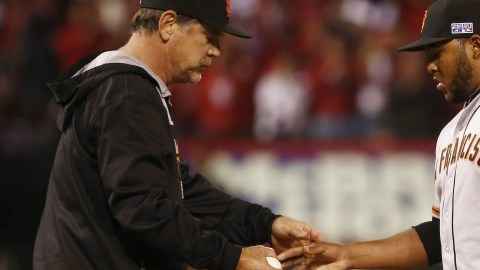 Bruce Bochy le pide la bola a Jean Machi  en el segundo juego de la Serie de Campeonato contra San Luis.