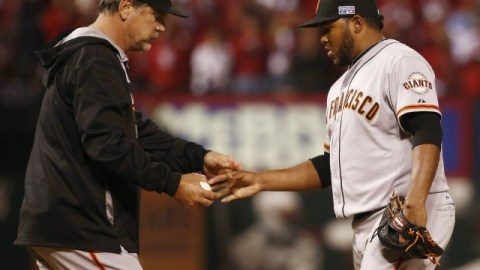 Bruce Bochy le pide la bola a Jean Machi en el segundo juego de la Serie de Campeonato contra San Luis.