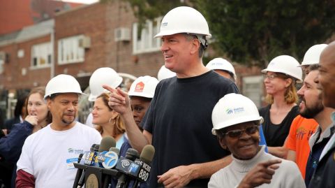 El alcalde Bill de Blasio visitó el hogar de una mujer de 80 años en Coney Island, junto a otros oficiales de la Ciudad.