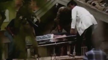 El cadáver de Escobar cuando era sacado de un tejado en diciembre de 1993.