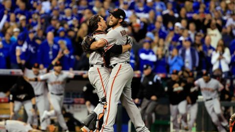 Buster Posey (i) y Bumgarner festejan la victoria.