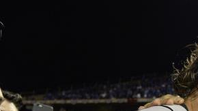 El lanzador de Gigantes Madison Bumgarner (i) conversa con el técnico Bruce Bochy (d).