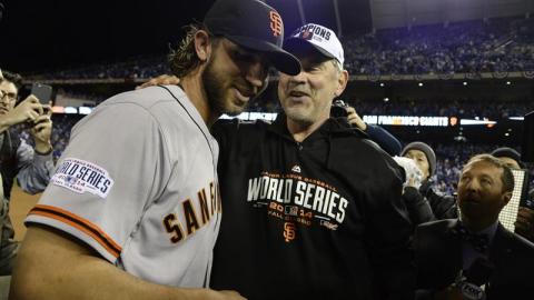 El lanzador de Gigantes Madison Bumgarner (i) conversa con el técnico Bruce Bochy (d).
