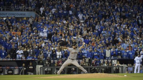 Bumgarner ingresó al decisivo juego en el quinto inning y terminó con marca de 48.2 innings en el "Clásico de Otoño".