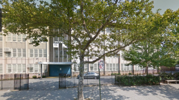 La escuela secundaria 325/Urban Science Academy está ubicandoa en la avenida Teller.
