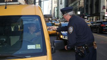 Personal de NYPD repartió volantes este jueves para alertar sobre la nueva ley.