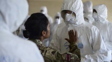 Efectivos de las Fuerzas Armadas de Reino Unido y Sierra Leona dan un curso sobre cuidados a pacientes de ébola en la Facultad de Enfermería y Medicina de la Universidad de Sierra Leona en Freetown (Sierra Leona).