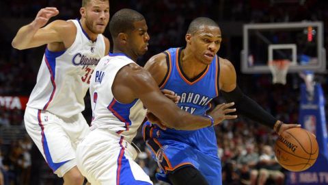 El jugador de Thunder Russell Westbrook (d) trata de superar la marca de Blake Griffin (i) y Chris Paul (c), de Clippers.