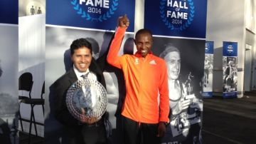 Germán Silva (izq.), ganador del Maratón de Nueva York en 1994 y 1995, fue felicitado por el keniano Geoffrey Mutai, campeón de la prueba en 2011 y 2013.