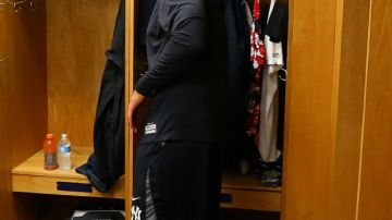 Álex Rodríguez en su cubículo del 'clubhouse' de los Yankees, un lugar al que espera regresar en el año 2015, después de haber purgado la sanción que le impuso la MLB.