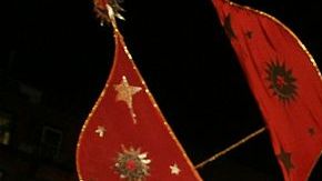 Al menos 60,000 personas con disfraces participan en el desfile.