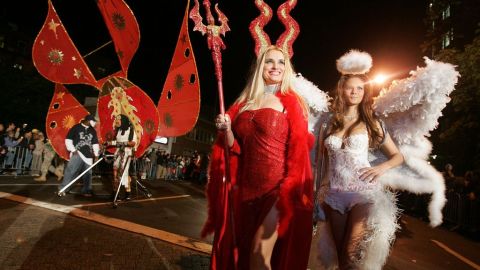 Al menos 60,000 personas con disfraces participan en el desfile.