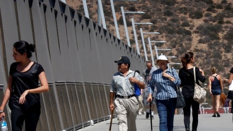 Cada día cruzan la frontera entre México y EEUU miles de personas y vehículos.