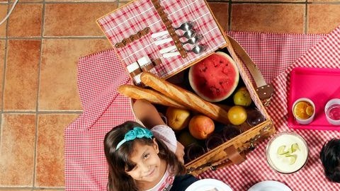 Especialmente en los festivos, hay que cuidar la alimentación de los niños.
