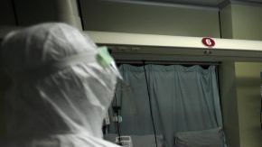 Personal médico durante un simulacro por una posible emergencia por contagio de ébola en China.