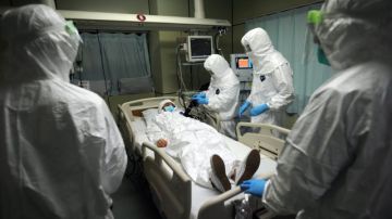 Personal médico durante un simulacro por una posible emergencia por contagio de ébola en China.