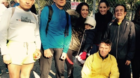 Este grupo de hispanos vestirán la camiseta WSX, del West Side Runners Club, mañana en el Maratón de NY.