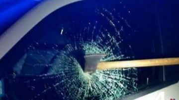 En Washington, un hombre impactó el cristal de una patrulla con un hacha y luego se enfrascó en una pelea con el agente.