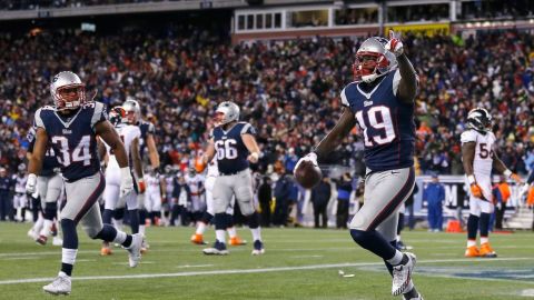 El receptor Brandon LaFell celebra tras anotar en uno de los cuatro pases de touchdown de Tom Brady.