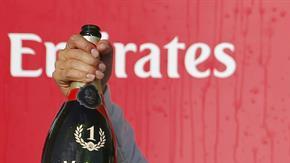 Hamilton sostiene el trofeo tras ganar el Gran Premio de Estados Unidos.