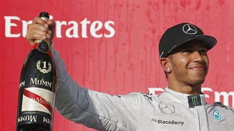 Hamilton sostiene el trofeo tras ganar el Gran Premio de Estados Unidos.