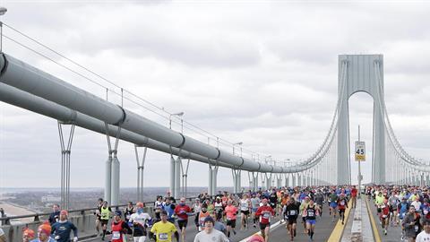 La primera oleada de corredores cruzando el Puente Verrazano.