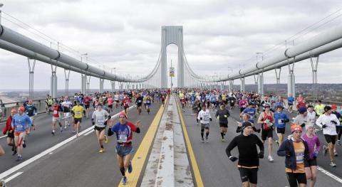 La primera oleada de corredores cruzando el Puente Verrazano.