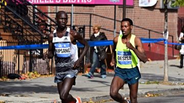 El keniano Wilson Kipsang se adelanta al etiópe Lelisa Desisa cuando la rama varonil de la carrera descendía sobre Manhattan a la altura de la calle 132 en Harlem.