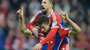 Franck Ribery se monta en la espalda de  Robert Lewandowski, autor del empate para el Bayern Múnich.