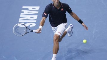 Novak Djokovic devuelve un servicio del japonés Kei Nishikori durante su duelo de ayer en París.