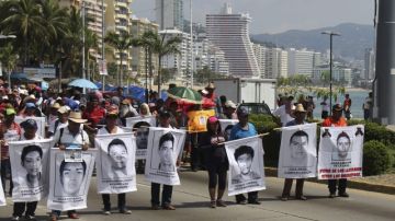 Familiares y compañeros de los normalistas desaparecidos, volvieron a tomar las calles.
